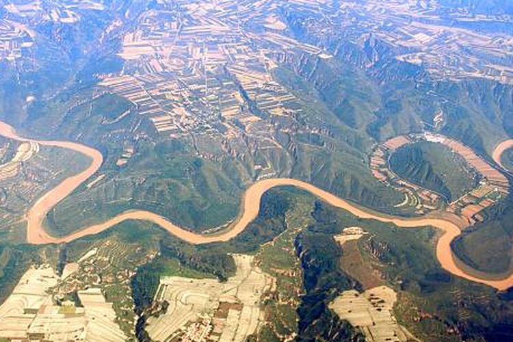 ilustrasi Sungai Kuning, salah satu sungai terpanjang di dunia.
