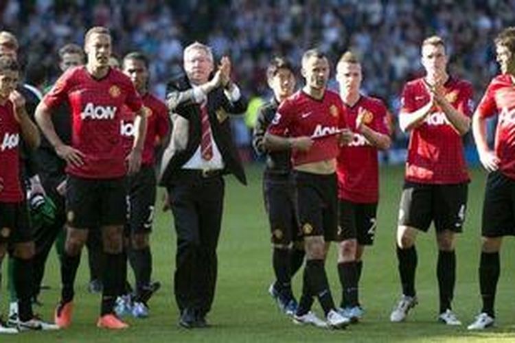 Manajer Manchester United, Sir Alex Ferguson, bersama para pemain memberikan aplaus kepada penonton usai laga terakhir Premier League melawan West Bromwich Albion, Minggu (19/5/2013). Duel berakhir imbang 5-5.