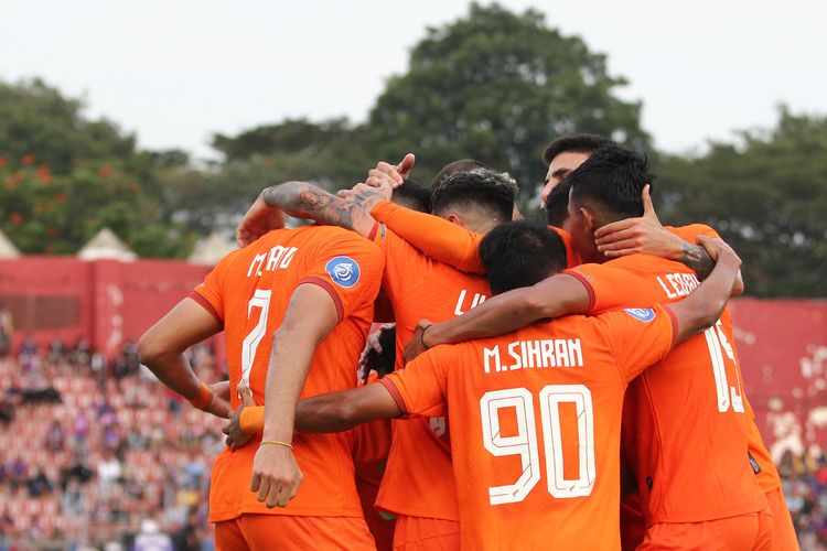 Pemain Borneo FC selebrasi usai menjebol gawang Persik Kediri saat pertandingan pekan ke-1 Liga 1 2023-2024 yang berakhir dengan skor 1-1 di Stadion Brawijaya Kediri, Senin (3/7/2023) sore.