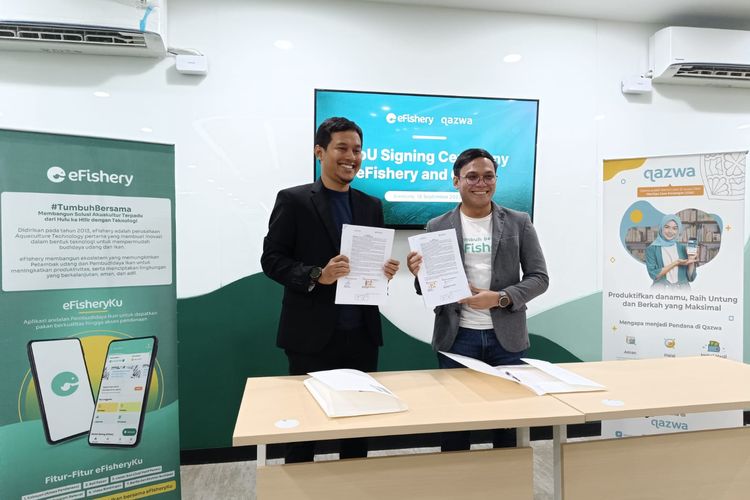 Co-Founder & CEO Qazwa Dikry Paren dan Co-Founder & CEO eFishery Gibran Huzaifah menandatangani akta kerja sama pembiayaan kepada para pembudidaya ikan melalui program Kasih, Bayar Nanti (Kabayan) di Bandung, Senin (18/9/23). 