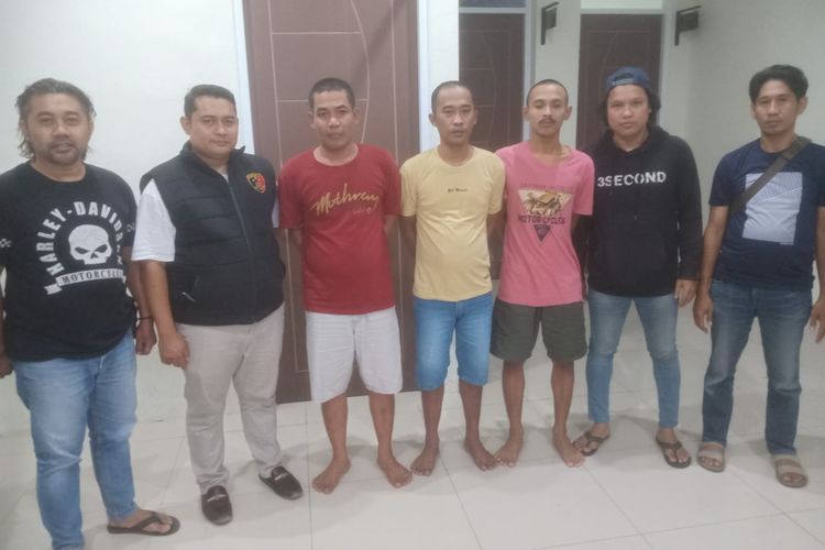 Ketiga pelaku pencurian biji plastik (tengah), diamankan polisi usai mencuri 2.100 kilogram biji plastik dari gudang di Desa Dadapkuning, Kecamatan Cerme, Gresik, Jawa Timur.
