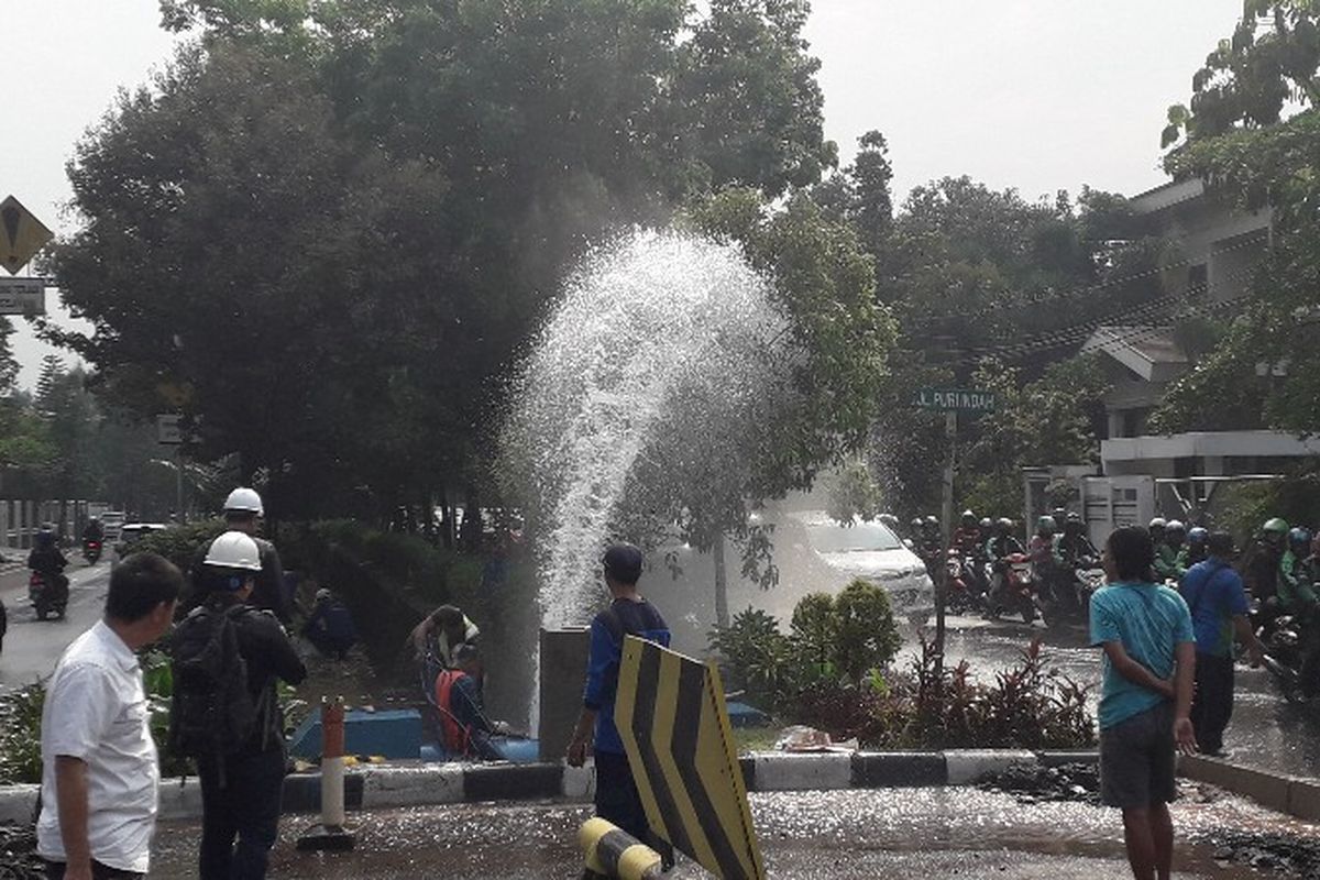 Sebuah pipa PT Palyja bocor hingga menyemburkan air ke udara di Jalan Puri Indah, Kembangan, Jakarta Barat pada Rabu (21/11/2018).