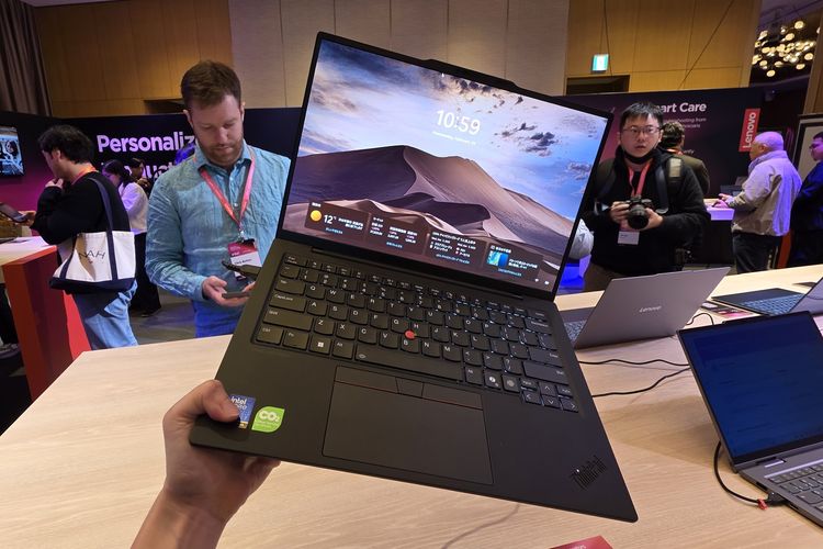 ThinkPad X1 Carbon Gen 13 yang dipamerkan di acara Discover Lenovo Aura Edition AI PC.