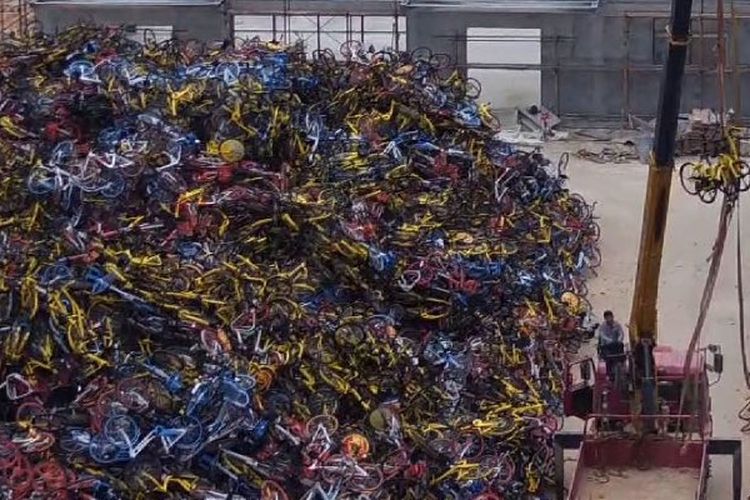 Ribuan sepeda yang diparkir secara ilegal sekarang disatukan di Xiamen, China. (Sky News)