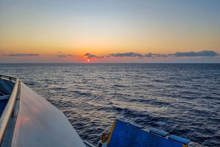 Sunrise di Tengah Laut dari Kapal KM Kirana VII Surabaya-Lombok.