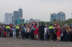 Antusiasme Warga Sambut Kirab Bendera Merah Putih di Monas, Saling Dorong sampai Dilerai Satpol PP