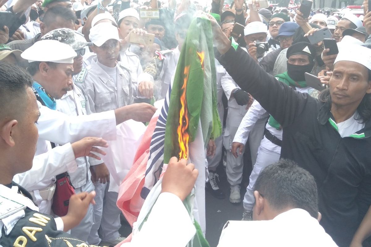 bendara India dibakar massa di depan gedung Kedubes India, Jumat (6/3/2020)