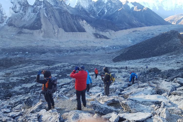 Ilustrasi trekking di Gunung Everest, Nepal. 