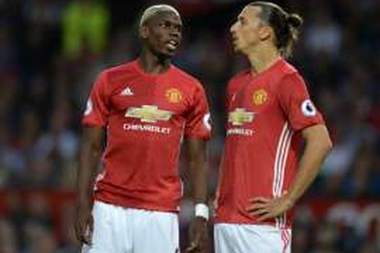 Pemain Manchester United, Paul Pogba (kiri), tampak berbincang dengan rekan setimnya, Zlatan Ibrahimovic, pada laga Premier League kontra Southampton, di Stadion Old Trafford, Jumat (19/8/2016) waktu setempat.