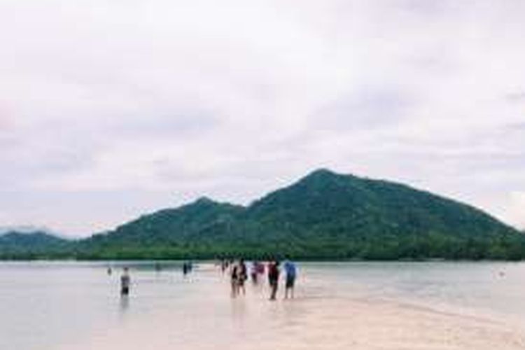 Jika air surut, wisatawan bisa menyeberang dari Pahawang Besar ke Pahawang Keil lewat pasir timbul. Pahawang terletak di Lampung.