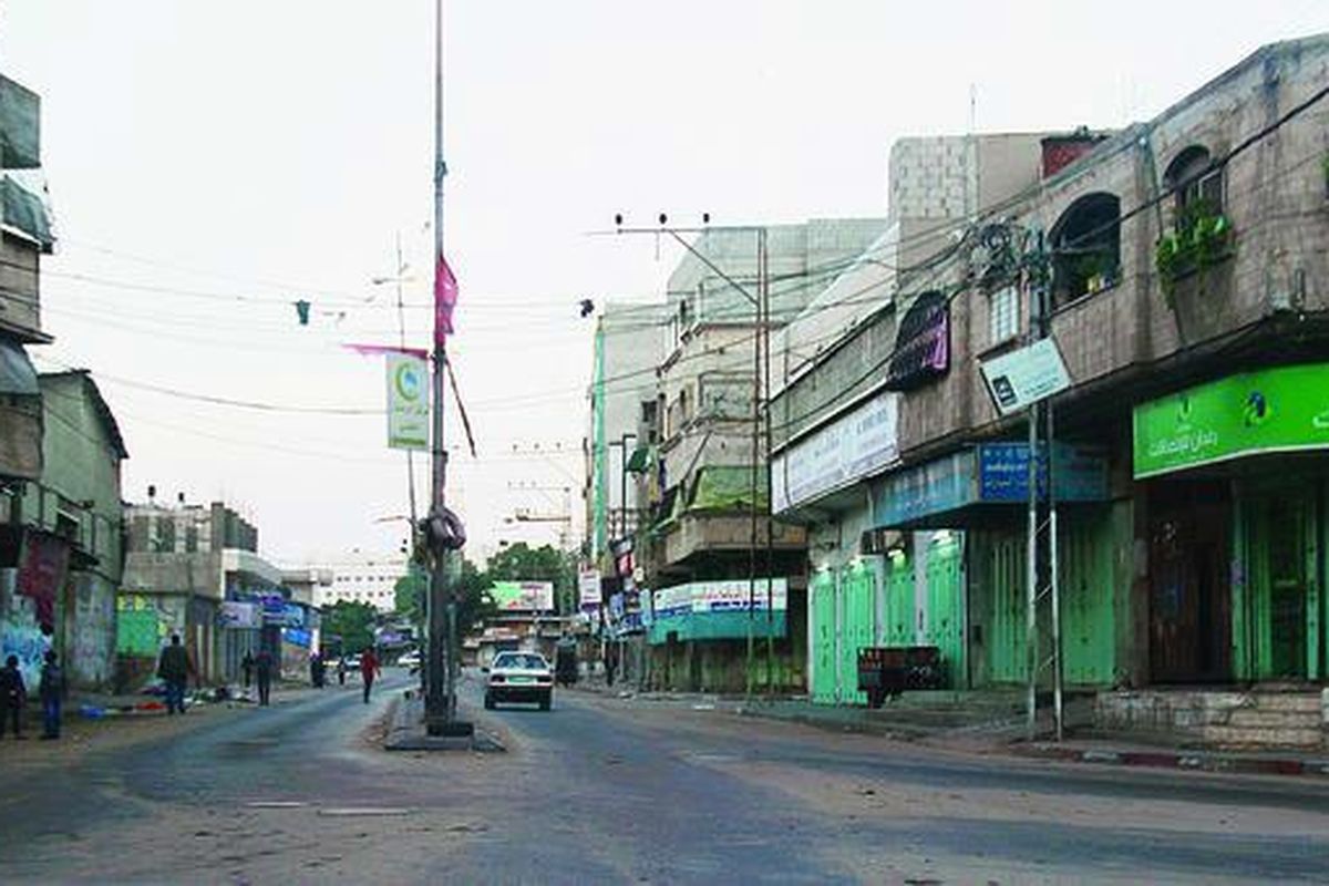 Suasana di Gaza City, Rabu (21/11) sekitar pukul 16.00 waktu setempat,  sepi. Banyak penduduk Gaza mengungsi ke tempat lebih aman setelah beberapa hari belakangan ini pesawat Israel menggempur kota itu secara membabi buta sehingga korban sipil berjatuhan.