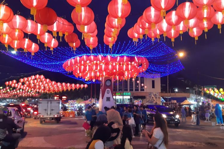 Lampion Imlek terpasang di Kawasan Pasar Gede Solo, Jawa Tengah, Jumat (24/1/2025).