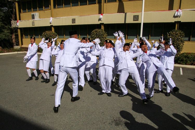 Paskibra KBRI Canberra seusai sukses menuntaskan tugasnya pada upacara bendera Hari Kemerdekaan RI ke-72, Kamis (17/8/2017). 