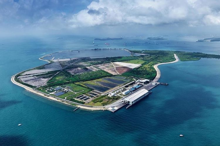 Pulau Semakau yang jadi tempat pembuangan akhir (TPA) sampah seluruh negara Singapura yang menjadikannya negara terbersih di Asia. 