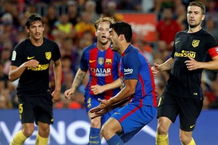 Penyerang Barcelona, Luis Suarez (tengah), berteriak setelah gagal mencetak gol dalam pertandingan La Liga kontra Atletico Madrid di Camp Nou, Barcelona, Spanyol, 21 September 2016.