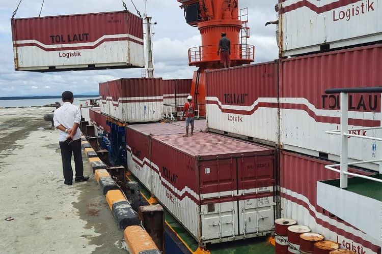 Sejumlah kontainer tol laut yang membawa bahan pokok dan penting diturunkan di pelabuhan Tunon Taka Nunukan Kaltara. Tahun 2022, Pemerintah Pusat memberikan subsidi angkutan dari Depo ke gudang demi stabilisasi harga