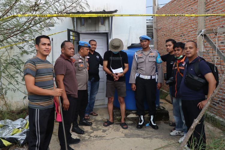 Polisi menangkap W, anggota Propam Polres Tebo, yang membunuh EY (37) dosen di Kabupaten Bungo, Provinsi Jambi, Minggu (2/11/2025).