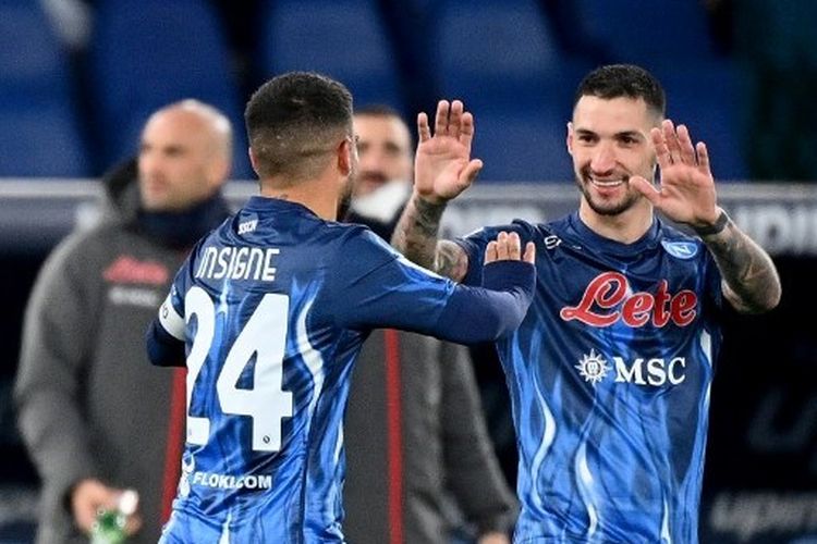 Penyerang Napoli, Lorenzo Insigne, merayakan gol bersama Matteo Politano usai membobol gawang Lazio pada pekan ke-27 Serie A 2021-2022.