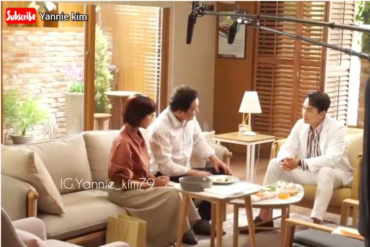 Artis peran asal Indonesia Yannie Kim (kiri) berada dalam satu adegan dengan aktor Song Seung Heon di drama Korea Dinner Mate.