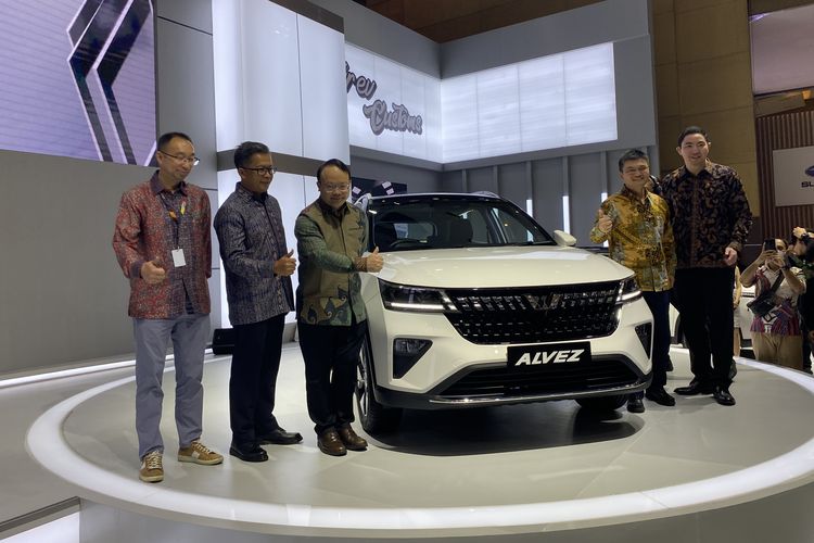 Wuling Alvez resmi meluncur ajang Indonesia International Motor Show (IIMS) 2023. 
