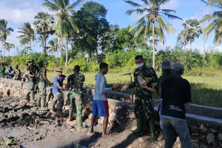 Pembangunan saluran irigasi dalam program TMMD.