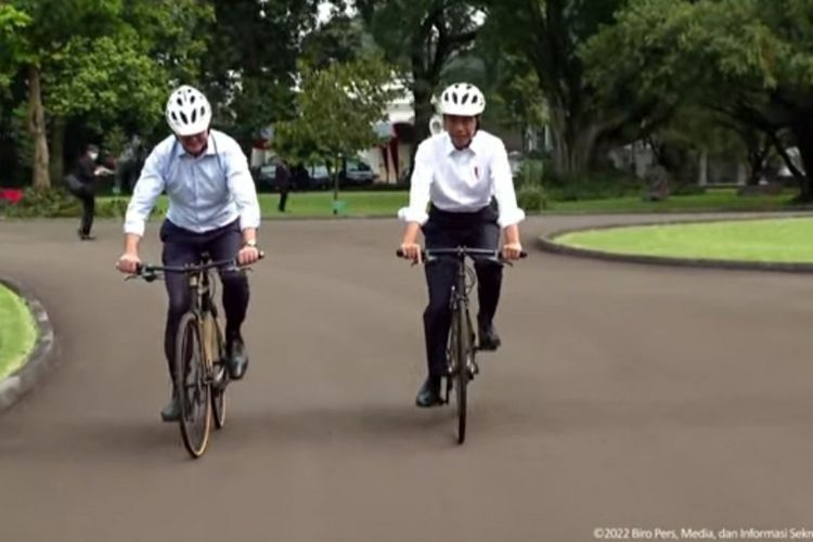 Presiden Joko Widodo dan PM Australia Anthony Albanese bersepeda di Kebun Raya Bogor, Senin (6/6/2022).