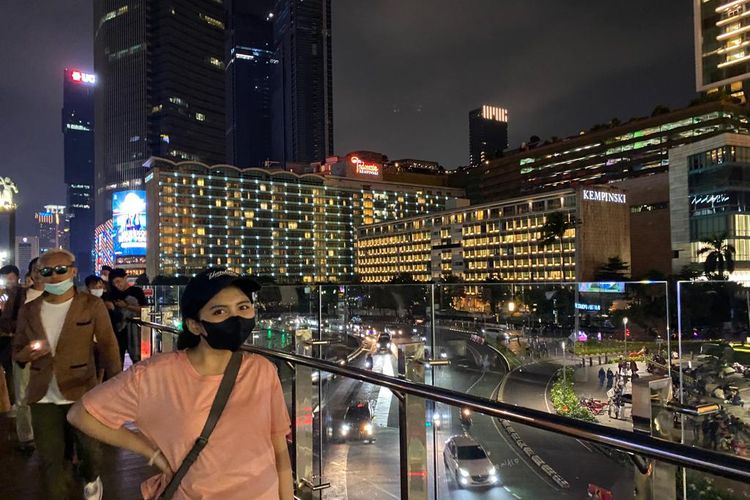 Pemandangan dan spot foto di anjungan halte Bundaran HI yang baru saja direvitalisasi, Minggu (16/10/2022). 