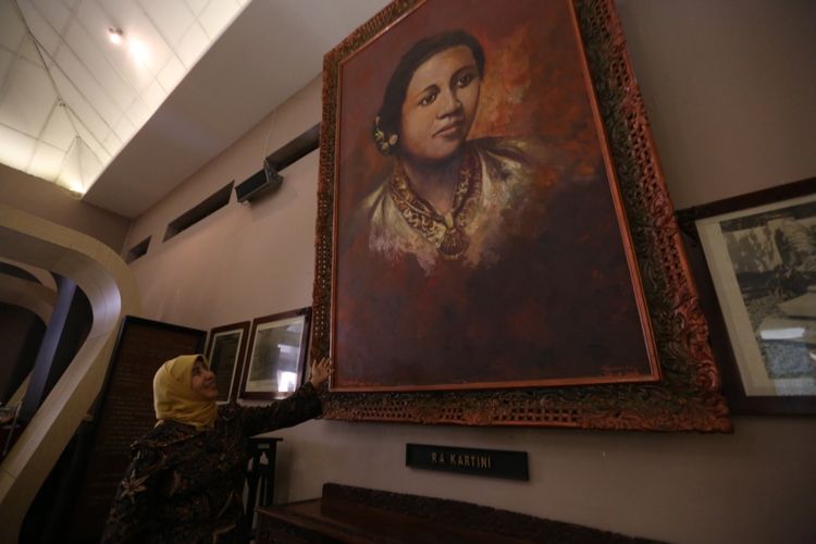 Pengunjung mengamati benda peninggalan RA Kartini di Museum Kartini Jepara, Jawa Tengah, Senin (15/5/2017). Museum ini berisi berbagai benda peninggalan RA Kartini semasa kecil hingga remaja.