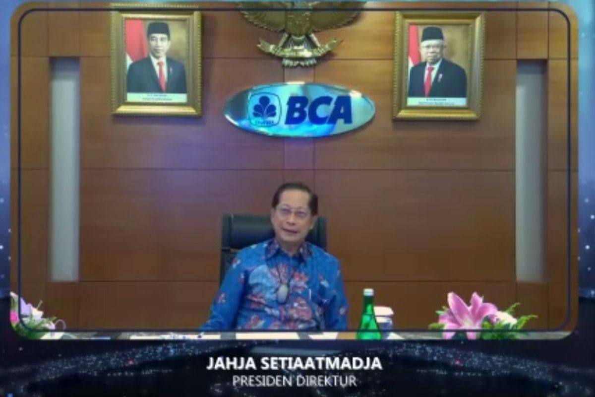 Presiden Direktur PT Bank Central Asia Tbk, Jahja Setiaatmadja dalam konferensi pers paparan kinerja kuartal I-2023, Kamis (27/4/2023)