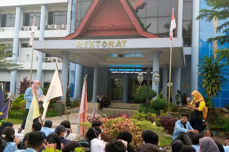 Sejumlah mahasiswa Universitas Riau melakukan aksi mendesak Rektor mengusut kasus dugaan pelecehan seksual yang dialami seorang mahasiswi, Jumat (5/11/2021).