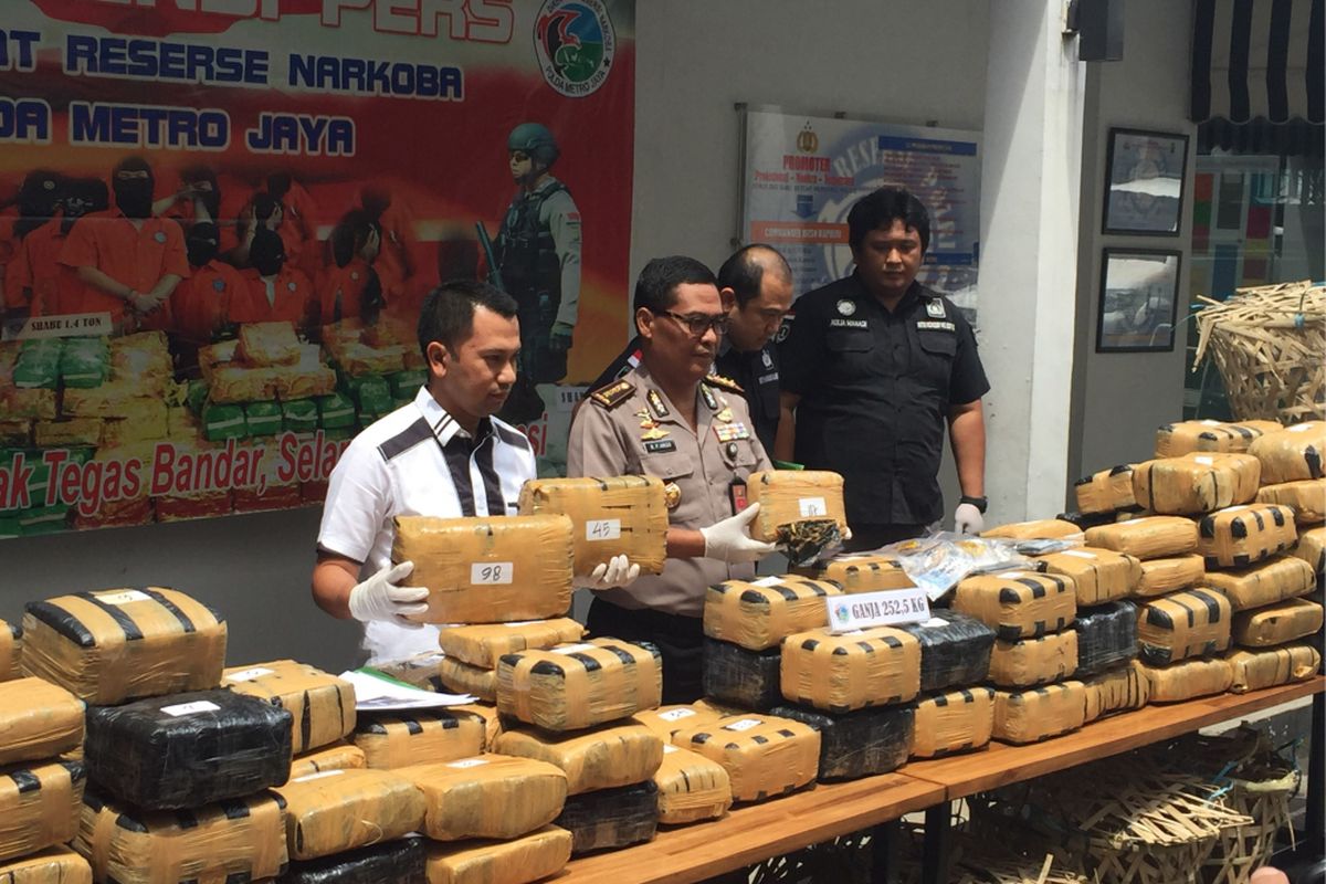 Direktorat Reserse Narkoba Polda Metro Jaya memamerkan ratusan kilogram ganja hasil pengungkapan oleh polisi lalu lintas saat menilang mobil yang melanggar kebijakan ganjil-genap, beberapa waktu lalu. Foto diambil pada Minggu (1/10/2017).