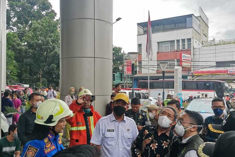 Petugas evakuasi pasien dan perawat saat kebakaran terjadi