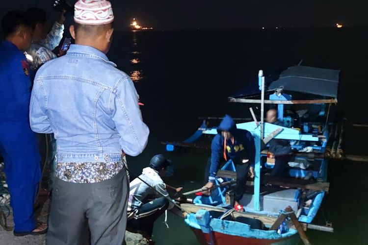 Perahu yang ditumpangi kelima orang pemancing asal Lamongan, saat dievakuasi petugas ke daratan usai terombang-ambing di tengah lautan selama 9 jam.
