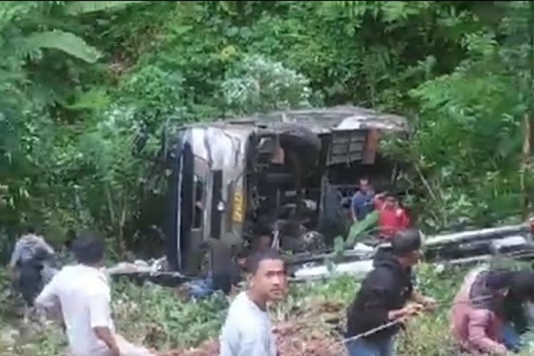 Sebuah bus penumpang engan nomor polisi DP7702KA dari Toraja, Sulawesi Selatan, tujuan Kendari, Sulawesi Tenggara, mengalami kecelakaan tunggal di jalan Trans Sulawesi Kilometer 14 Kelurahan Battang, Kecamatan Wara Barat, Kota Palopo, Sulawesi Selatan, Selasa (3/12/2024) siang. Warga bersama Dinas Pemadam Kebarana (Damkar) Palopo, BPBD, dan PMI berusaha mengevakuasi penumpang bus yang jatuh ke jurang.