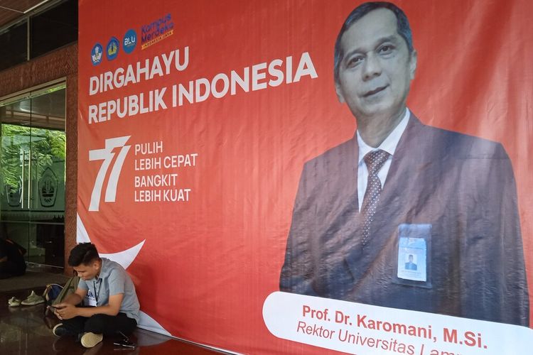 Sejumlah pewarta menunggu di Gedung Rektorat Universitas Lampung. Rektor Universitas Lampung Karomani ditangkap dalam operasi tangkap tangan (OTT) KPK di Bandung, Sabtu (20/8/2022) dini hari.