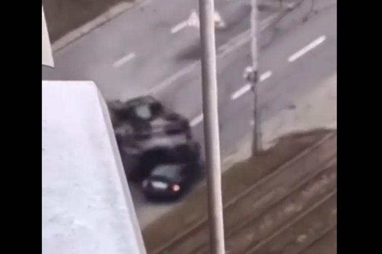 Tangkapan layar dari video tank Rusia melindas mobil warga Ukraina di Kiev, Jumat (25/2/2022).