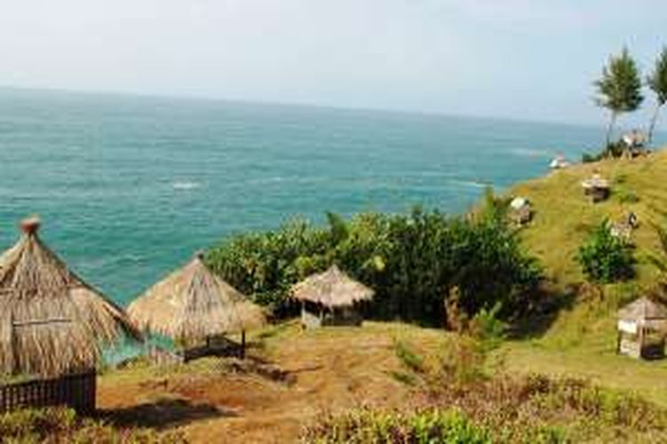 Pantai Menganti di Desa Karang Duwur, Kecamatan Ayah, Kabupaten Kebumen, Jawa Tengah.