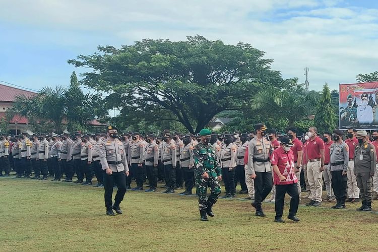 Bupati Semarang Ngesti Nugraha meninjau kesiapan pasukan pengamanan Pilkades serentak