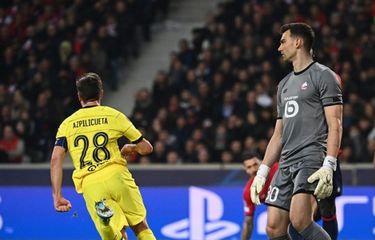 Kapten Chelsea, Cesar Azpilicueta, berselebrasi usai mencetak gol ke gawang Lille pada laga leg kedua babak 16 besar Liga Champions.