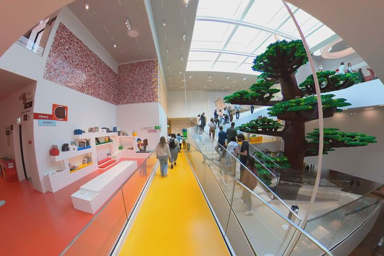 Pohon kreativitas Lego menjulang setinggi 15 meter di dalam gedung Lego House, Billund, Denmark. Pohon ini menjadi salah satu ikon dari destinasi wisata tersebut. Tak hanya untuk dekorasi, pohon yang dibangun dengan lebih dari 6 juta keping Lego tersebut juga memberikan banyak cerita dan pesan.  