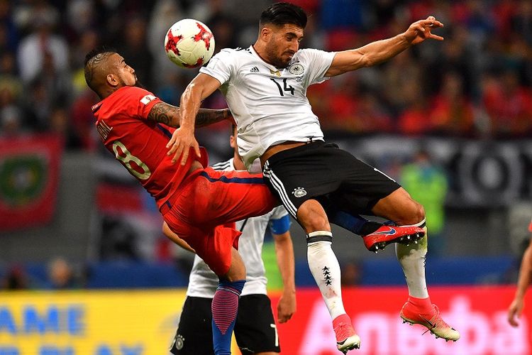 Gelandang Cile, Arturo Vidal (kiri), berduel dengan gelandang Jerman, Emre Can, pada laga Grup B Piala Konfederasi 2017 di Stadion Kazan Arena, Kazan, Kamis (22/6/2017) atau Jumat dini hari WIB.