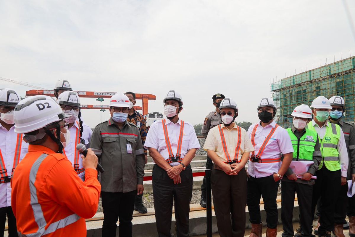 Menteri Koordinator Bidang Kemaritiman dan Investasi Luhut Binsar Pandjaitan meninjau proyek pembangunan Kereta Cepat Jakarta-Bandung, Senin (12/4/2021). 
