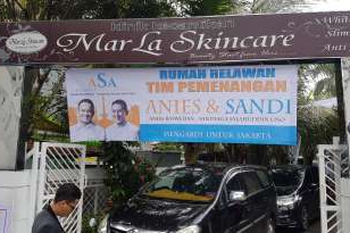 Sebuah klinik kecantikan yang digunakan sebagai salah satu posko pemenangan bakal calon gubernur dan wakil gubernur DKI Jakarta, Anies Baswedan dan Sandiaga Uno, di Johar Baru, Jakarta Pusat, Jumat (30/9/2016).