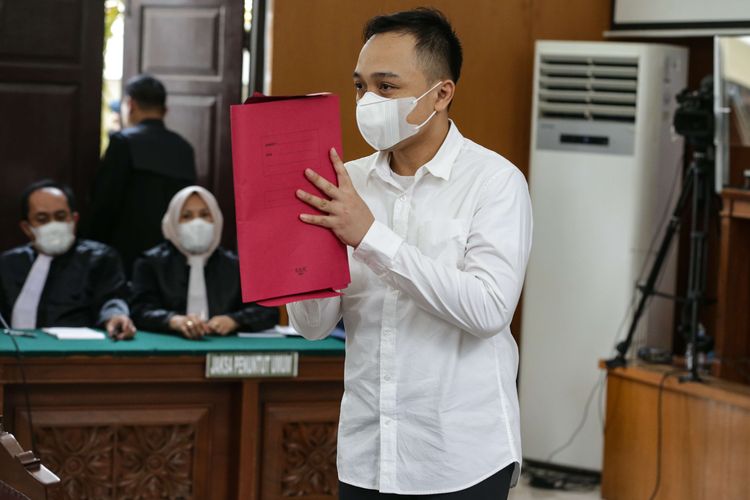 Terdakwa kasus pembunuhan berencana Brigadir Nofriansyah Yosua Hutabarat atau Brigadir J, Ricky Rizal menjalani sidang pembacaan pleidoi atau nota pembelaan di Pengadilan Negeri Jakarta Selatan, Jakarta, Selasa (24/1/2023).