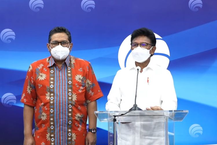 Tangkapan layar dari Menteri Kominfo Johnny G. Plate (kiri) ditemani Dirjen SDPPI Kominfo Ismail saat hadir dalam konferensi pers online yang disiarkan melalui saluran YouTube KominfoTV, Selasa (15/2/2022). Konferensi persn ini membahas soal kesiapan infrsatruktur TIK dalam gelaran MotoGP Mandalika 2022 mendatang.