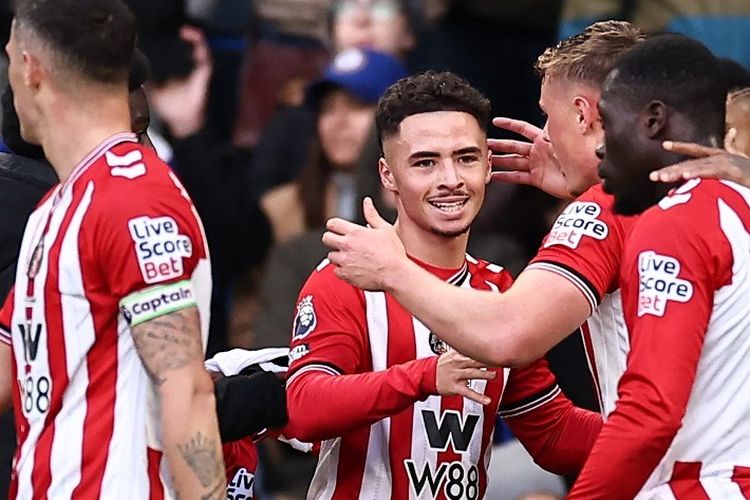 Gelandang Sunderland Chemsdine Talbi merayakan gol kedua bersama rekan satu timnya pada laga Liga Inggris antara Chelsea dan Sunderland di Stamford Bridge di London pada 25 Oktober 2025.