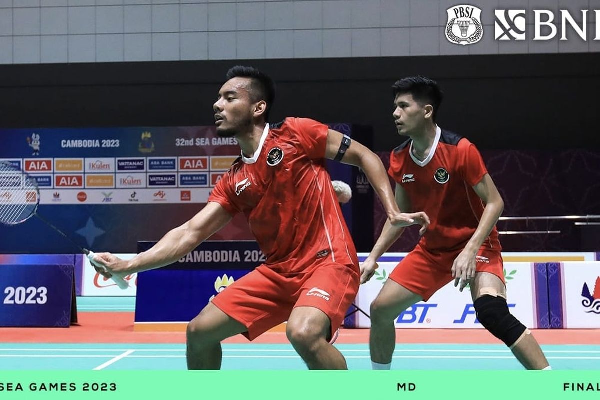 Ganda putra Indonesia, Pramudya Kusumawardana/Yeremia Erich Yoche Yacob Rambitan, saat bertanding melawan Malaysia di final bulu tangkis SEA Games 2023 di Morodok Techo Badminton Hall, Kamis (11/5/2023). Indonesia menjadi juara usai menang 3-1. Terkini, Pramudya/Yeremia lolos ke final bulu tangkis nomor perorangan SEA Games 2023.