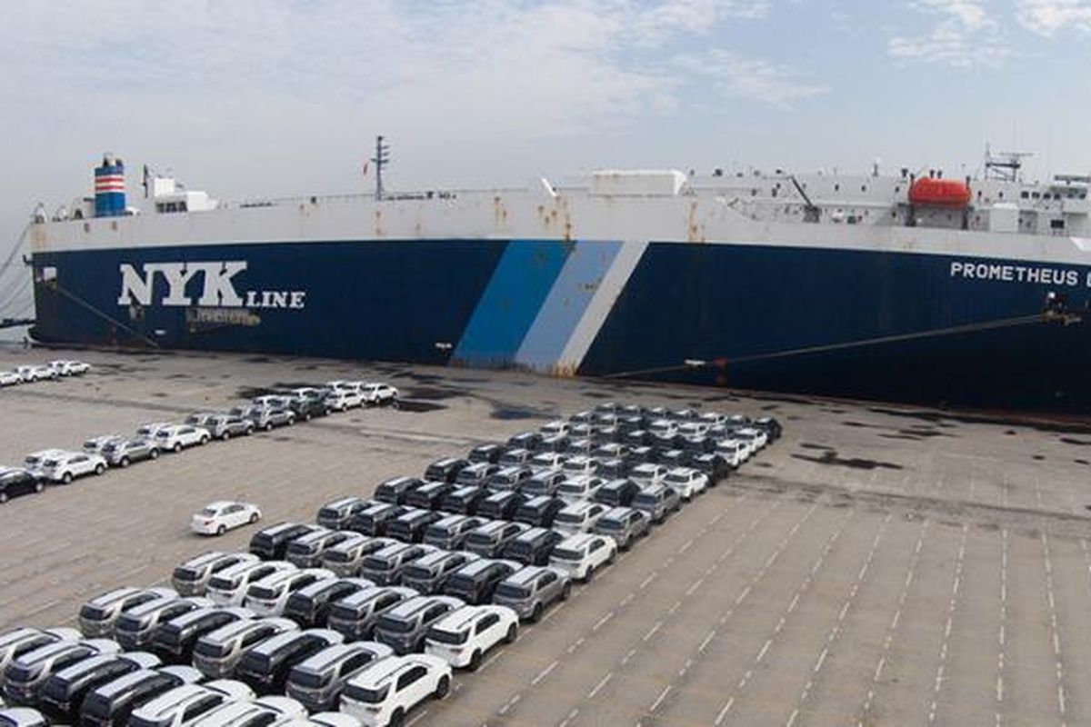 Mobil-mobil produksi PT Toyota Motor Manufacturing Indonesia diparkir di dermaga Car Terminal,  Tanjung Priok, Jakarta, Rabu (10/6/2015). Mobil-mobil ini akan diekspor ke sejumlah negara, antara lain di Timur Tengah.