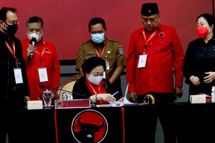 Ketua Umum PDI-P Megawati Soekarnoputri menandatangani dokumen serah terima bantuan partai politik dari Kementerian Dalam Negeri senilai Rp 27 miliar di Sekolah Partai, Jakarta Selatan, Selasa (21/6/2022).