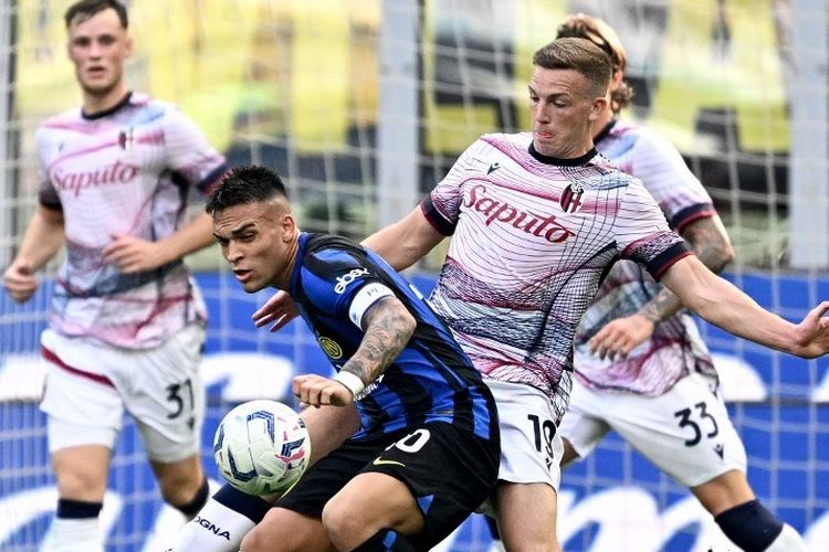 Lautaro Martinez dibayangi oleh Lewis Ferguson dalam laga pekan kedelapan Liga Italia 2023-2024 antara Inter vs Bologna di Stadion Giuseppe Meazza, 7 Oktober 2023. (Photo by GABRIEL BOUYS / AFP)